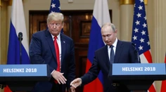 V Rusku radosť, v USA hanba. Trump je pod paľbou kritiky za podlizovanie sa Putinovi