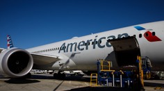 VIDEO: Desivá scéna na letisku. Cestujúci sledovali, ako motor lietadla vtiahol a zošrotoval vozík s batožinou