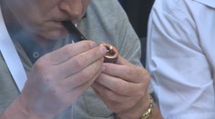 Netradičná súťaž v Nitre. Ľudia sa pretekali, kto dokáže bafkať drevenú fajku čo najdlhšie