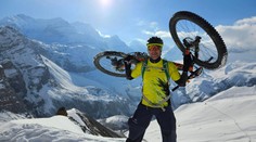 VIDEO: Zdolať najvyššie turistické sedlo sveta na bicykli? Žiaden problém pre Adama Lehockého