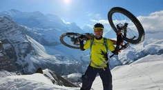 VIDEO: Zdolať najvyššie turistické sedlo sveta na bicykli? Žiaden problém pre Adama Lehockého