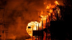 FOTOGRAFIE TÝŽDŇA: Horiaca Ukrajina, facka z Oscarov či najdetailnejšia snímka Slnka