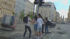VIDEO: Šialená nehoda českého poslanca. Zdravotnícke auto po zrážke len tesne minulo ľudí