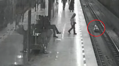 Muž zachránil dieťa z koľajiska. Spadlo tam z nepochopiteľného dôvodu