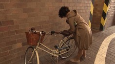 Nicholsonová bez ochranky, bicykel parkuje medzi limuzínami