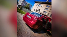 Dvojročné dieťa sa zamklo v aute. Vystrašená mama utekala na políciu, záchrana prišla v kritickej chvíli