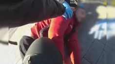 VIDEO: Zadržanie za drogy sa zmenilo na boj o život. Policajti muža museli zachraňovať