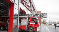 Prahu zasiahol masívny výpadok elektriny. Hasiči vytiahli desiatky ľudí uviaznutých vo výťahoch