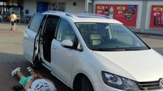 Muž chcel v Pezinku vykradnúť auto, policajti ho zadržali priamo pri čine