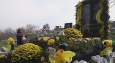 Cintorín v chudobnej osade Žehra zdobia luxusné náhrobné kamene v nadživotnej veľkosti