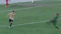 VIDEO: Hráč si splietol futbal s karate. Rozhodca bez váhania ukázal červenú kartu