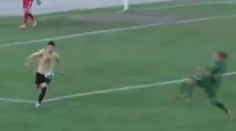 VIDEO: Hráč si splietol futbal s karate. Rozhodca bez váhania ukázal červenú kartu