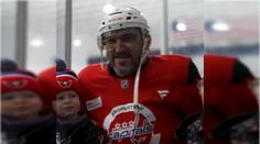 VIDEO: Veľmi pekný moment. Alexander Ovečkin venoval podpísanú hokejku vnukovi Petra Bondru