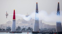Pozrite si to najlepšie z Red Bull Air Race v Abú Dabí