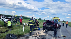 Smrť v ostrej zákrute. Pri Chotíne po čelnej zrážke zahynuli dvaja ľudia