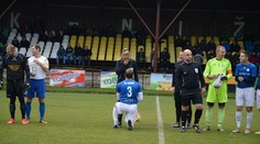 Romantika v dedinskej lige, hráč požiadal rozhodkyňu o ruku