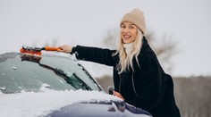 Touto metódou by ste nikdy nemali odstraňovať námrazu z auta. Riskujete veľké škody