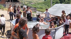 Chudobné osady bojujú s horúčavami po svojom. Skupujú lacné bazény a piecky povynášali pred domy