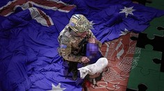 Šokujúca snímka na internete: Vojaka, ktorý drží dieťaťu nôž na krku, zverejnil hovorca čínskej vlády