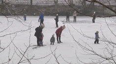 Ľad nie je nikdy stopercentne bezpečný. Ministerstvo vnútra radí, čo robiť, ak začne pod ľuďmi praskať