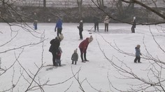 Ľad nie je nikdy stopercentne bezpečný. Ministerstvo vnútra radí, čo robiť, ak začne pod ľuďmi praskať