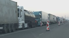 Smerom na Ukrajinu sa tvoria kolóny kamiónov. Polícia uzavrela dva jazdné pruhy