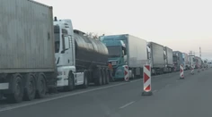 Smerom na Ukrajinu sa tvoria kolóny kamiónov. Polícia uzavrela dva jazdné pruhy