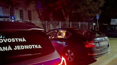 Arzenál zbraní aj drogy. Polícia pri Nitre zasahovala proti 27-ročnému mužovi