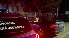 Arzenál zbraní aj drogy. Polícia pri Nitre zasahovala proti 27-ročnému mužovi