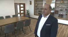 FOTO: Starosta jednej z najchudobnejších obcí na východe Slovenska si užíva luxus v kancelárii. Stôl za 6-tisíc eur, zrkadlo za tri tisícky