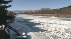 Do hasičskej zbrojnice a kultúrneho domu v Banskej Bystrici sa vyliala voda. Problémom je zamrznutý Hron