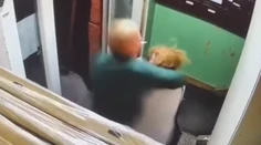 VIDEO: Útočník zozadu agresívne napadol seniorku. Ukradol jej kabelku
