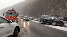 Na R1 bolo viacero nehôd, cesty sú už prejazdné: Úradoval mrznúci dážď