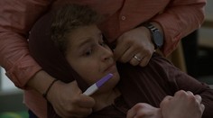 Stane sa tínedžer otcom? Luky má vážny problém