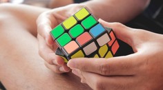 Prekonal svetový rekord. Osemročný chlapec poskladal tri Rubikove kocky naraz