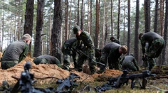 Skutočné vrecia na telá, krv či farári. Krajina NATO cvičila najhorší scenár – pochovávanie vlastných