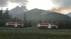 Hasiči v Tatrách stále zasahujú na miestach, kde vo štvrtok vypukol požiar