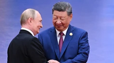 Putin po boku Si Ťin-pchinga. V Číne sa začal samit Šanghajskej organizácie pre spoluprácu