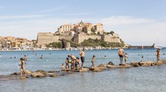 Čierne fasády, pokuty za žabky a zákaz skútrov. Európa bojuje s turistickým ošiaľom po svojom