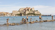 Čierne fasády, pokuty za žabky a zákaz skútrov. Európa bojuje s turistickým ošiaľom po svojom
