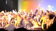 Obrovský rachot a panika. Pod školáčkami sa prepadlo pódium