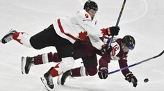 Lotyši v divokej tretine šokovali Kanadu. Favoritovi na nápravu stačilo 60 sekúnd, brankár Trenčína sa zapotil