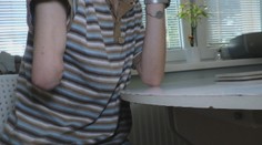 Peter prišiel v práci o ruku. Rodina sa s nádejou o pomoc obrátila na úrady, no neúspešne