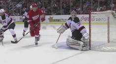 Ako sa dá netrafiť brána a dať gól zároveň? Ukáže vám to Niklas Kronwall