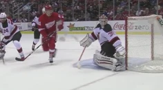 Ako sa dá netrafiť brána a dať gól zároveň? Ukáže vám to Niklas Kronwall