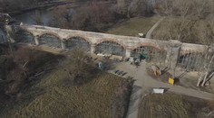 Najstarší železničný most na Slovensku v sebe skrýva historický unikát. Boli sme sa naň pozrieť