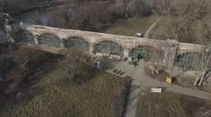 Najstarší železničný most na Slovensku v sebe skrýva historický unikát. Boli sme sa naň pozrieť