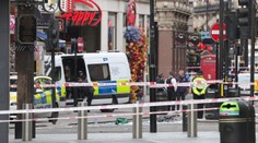 V Londýne pobodal útočník dvoch policajtov, museli ho paralyzovať