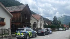 Dráma v obci pri Ružomberku: Muž mal napadnúť farára a zabarikádovať sa v dome