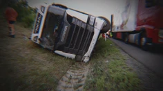 Po nehode zostala kabína prázdna. Vodiča našli pod prevráteným kamiónom až hodiny po tragédii